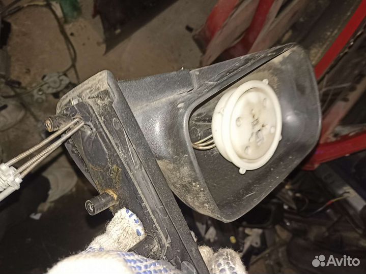 Зеркало переднее левое с дефектом skoda Felicia