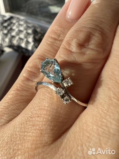 Золотое кольцо с аквамарином и бриллиантами 750 пр