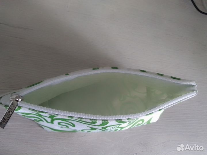 Косметички Clinique, Shiseido, L'oreal и сумочка