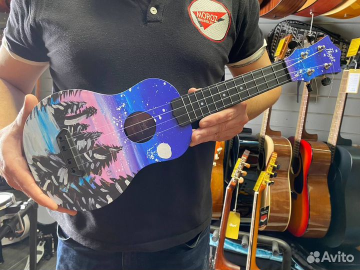 Укулеле сопрано, заснеженный лес