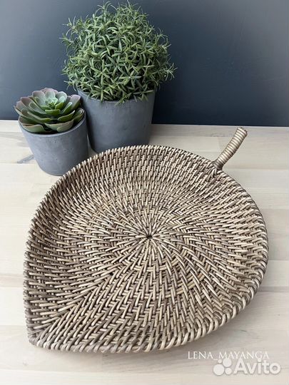 Поднос плетеный в форме листочка