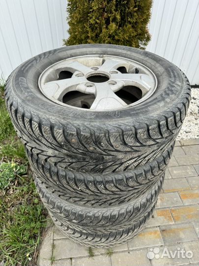 Yokohama Ice Guard Stud IG55 215/65 R16