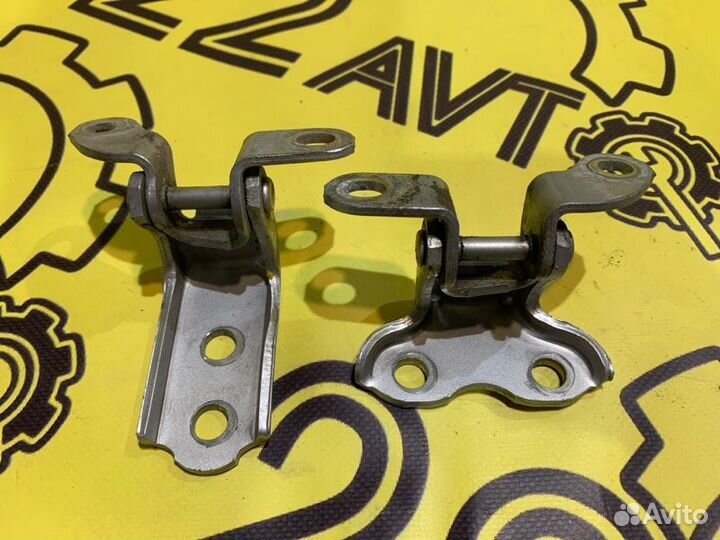 Петли двери задние правые Toyota Ist NCP60 2NZ-FE