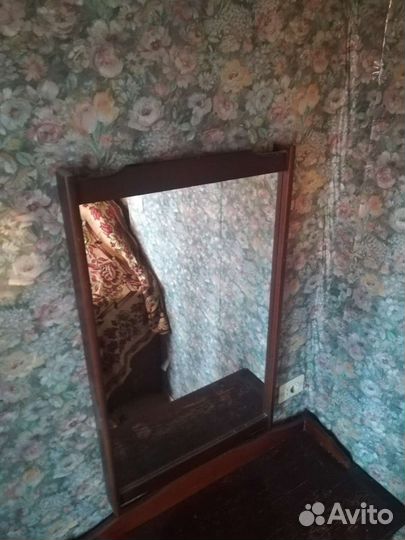 Зеркало в деревянной раме