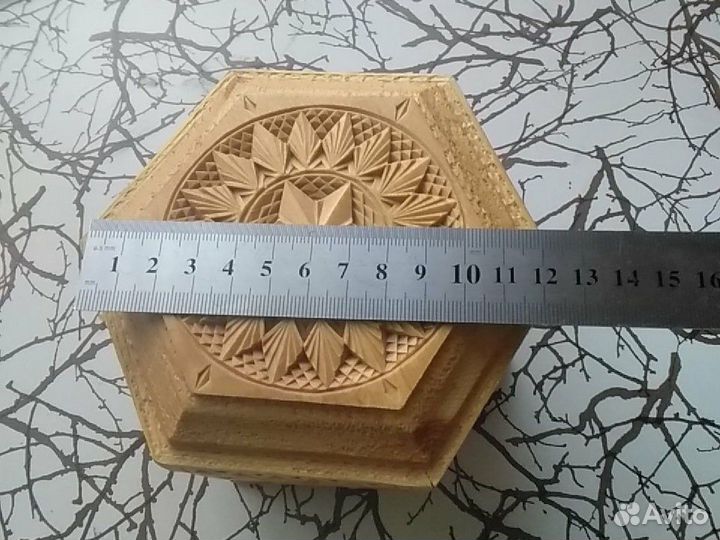 Резная деревянная шкатулка