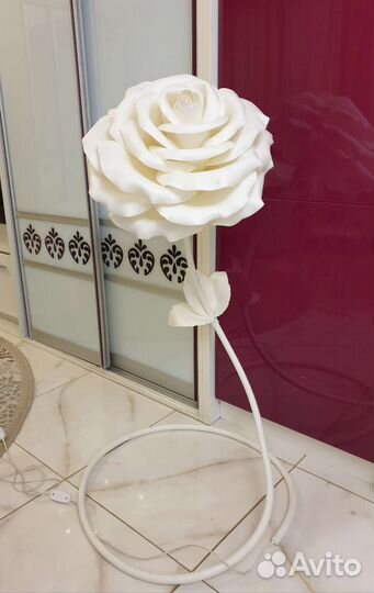 Светильник напольный, роза белая