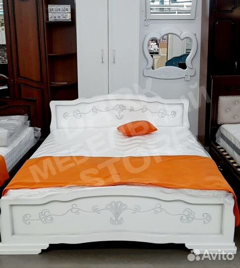 Кровать массив