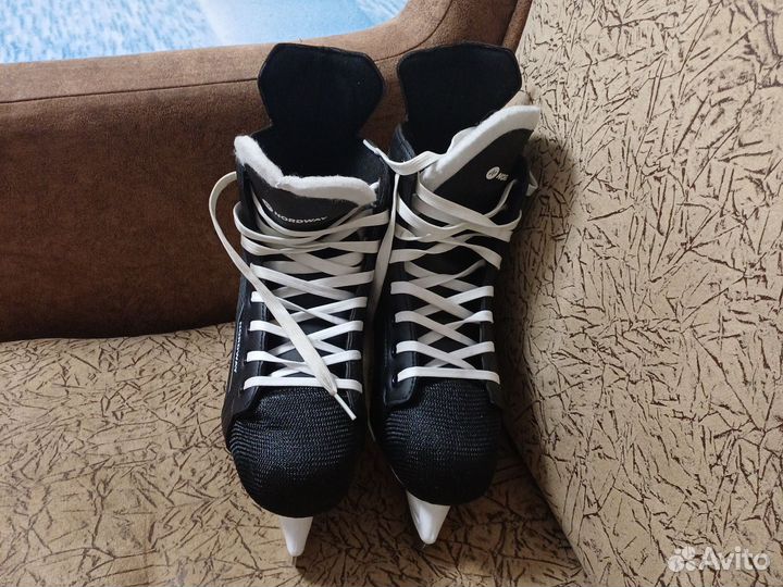 Коньки хоккейные