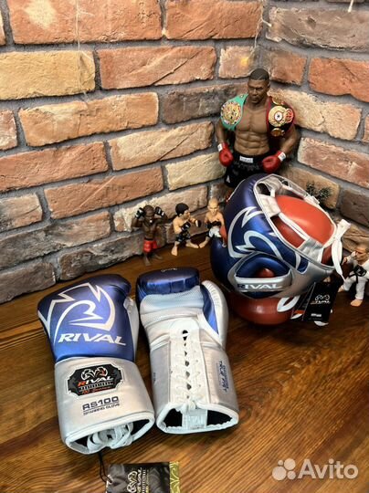 Боксерские перчатки и шлем Rival RS-100