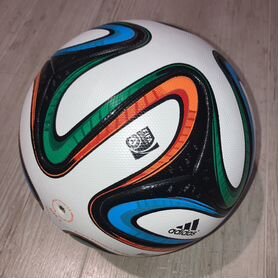 Футбольный мяч adidas brazuca