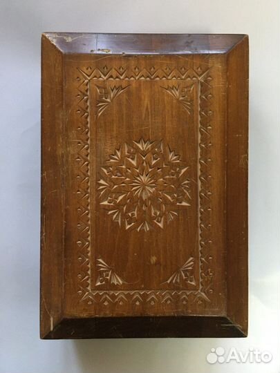 Деревянная шкатулка