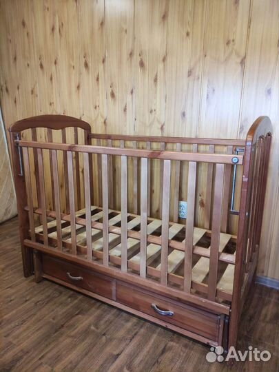 Детская кроватка с маятником и ящиком