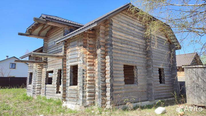 Сруб дома из бревна