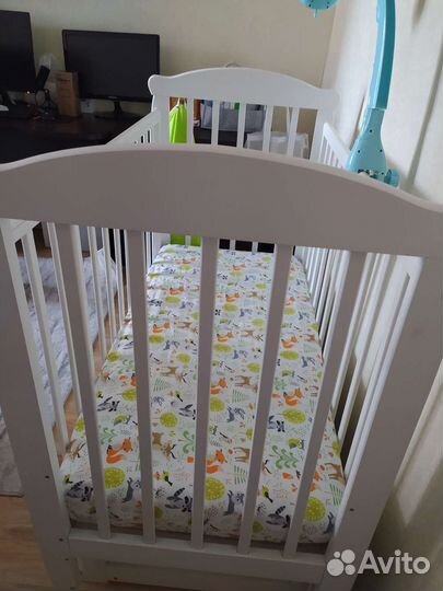 Детская кроватка с поперечным маятником