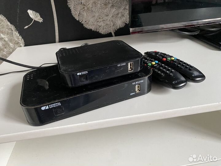 Спутниковая тарелка триколор и 2 ресивера