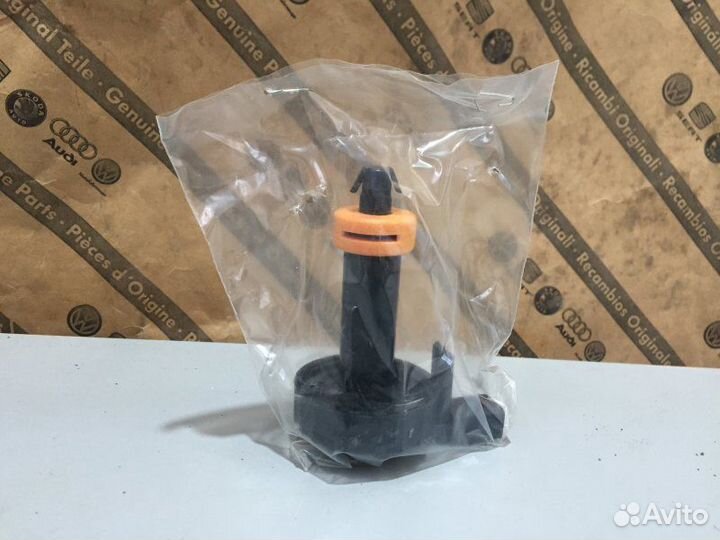 Крышка бачка тормозной жидкости Audi Q7 4L