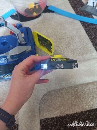 Игрушки для мальчика: заправка,полицейский участок