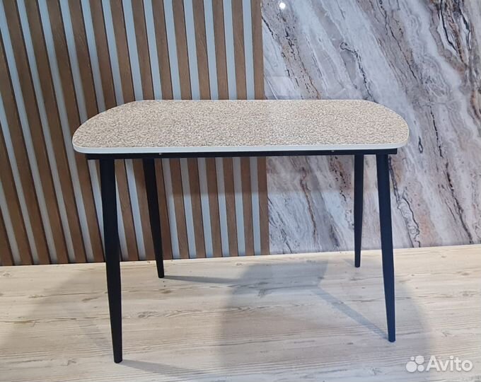 Стол обеденный пластик на металл.основании