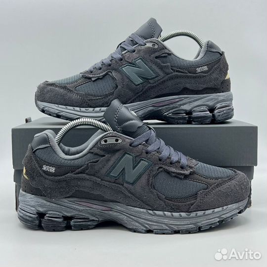 Черные кроссовки New Balance 2002R