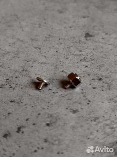 Стойка и винт крепления твердотельных дисков