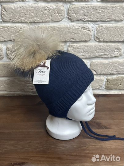 Шапка для девочки с помпоном из меха енота