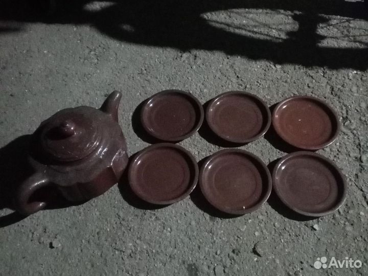 Чайник с блюдцами