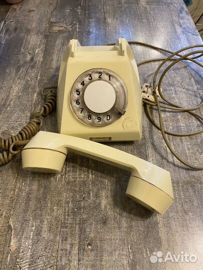 Антикварный телефонный аппарат