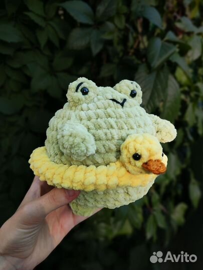 Игрушка вязаная (лягушка с кругом уточкой)