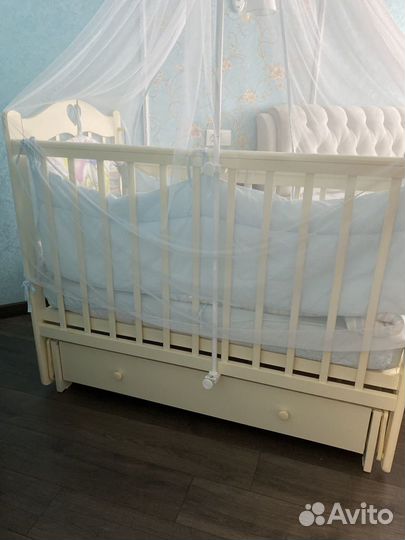 Детская кроватка со всеми принадлежностями