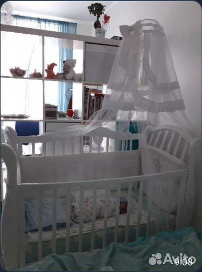 Детская кроватка с маятником и ящиком