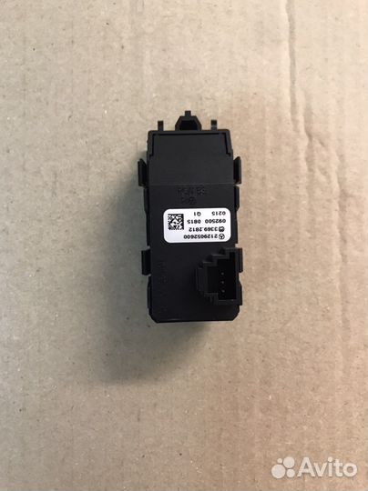 Кнопка аварийной сигнализации Mercedes W212