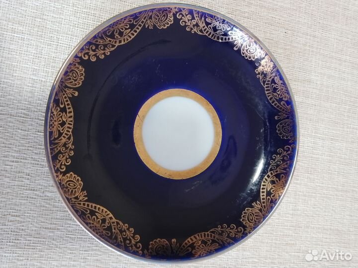 Блюдца и чашки