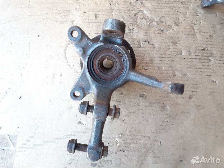 Поворотный кулак передний Вольво 440