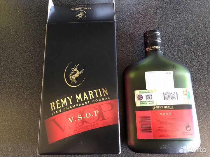Бутылка с коробкой коньячная. Remy Martin
