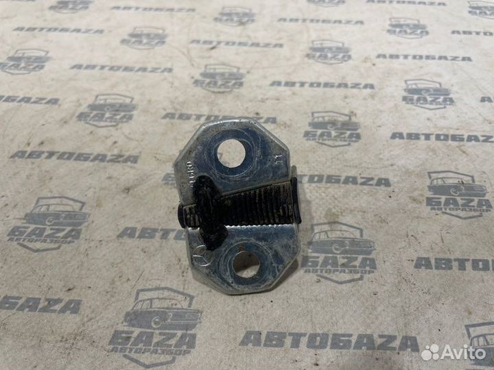 Ответная часть замка двери Mercedes-Benz E-Class