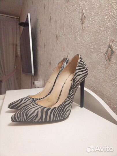 Акцентные туфли на высоком каблуке