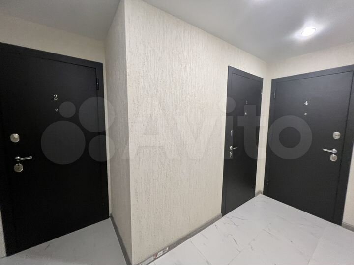 Доля в 3-к. квартире, 10 м², 1/9 эт.