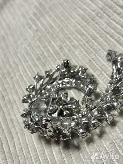 Брошка современная крупная бижутерия со стразами