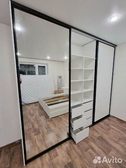 Зеркальный шкаф