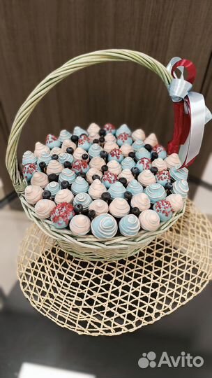 Корзина с клубникой и голубикой