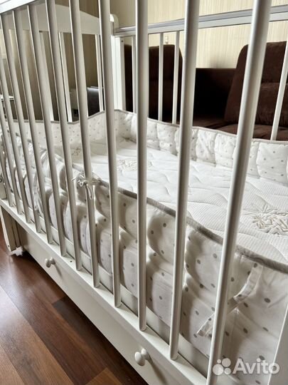 Детская кроватка с маятником и ящиком