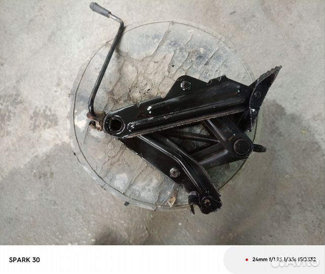 Домкрат автомобильный винтовой