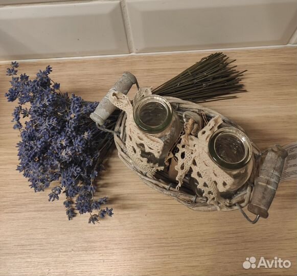 Декоративная ивовая корзина с бутылками