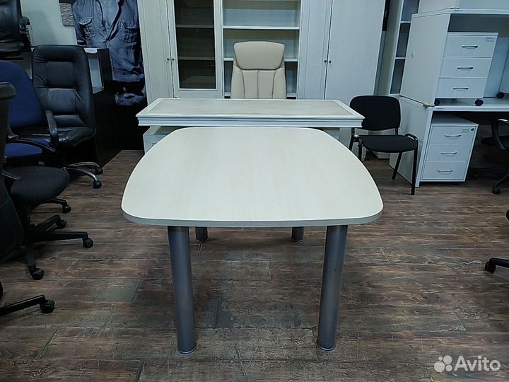 Стол для переговоров б/у 140х110х75 02180-клн