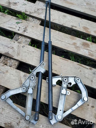 Петля капота правая/леваяамортиз Мерс 2118800228PW