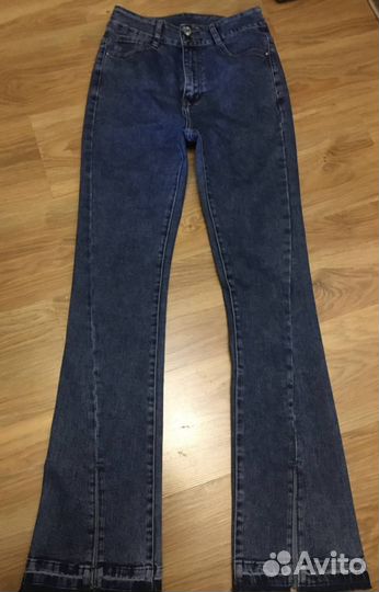 Продам джинсы клеш с разрезами и мом