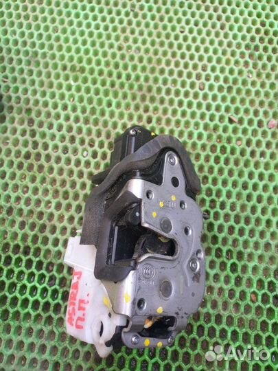 Замок двери передний правый Opel Astra J