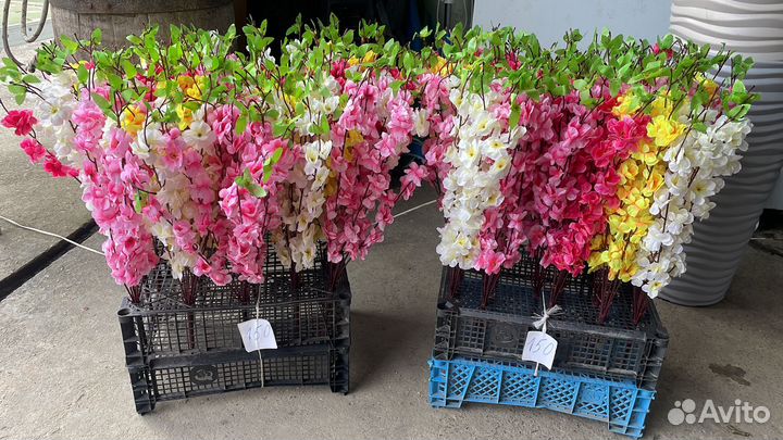 Искусственные цветы на кладбище