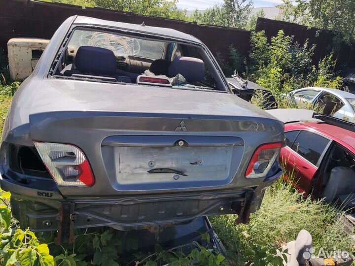 Крышка багажника mitsubishi carisma 2001год