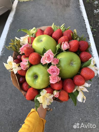 Фрукты в букете. Доставка Цветов